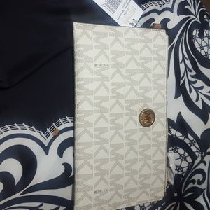 ❤SOLD❤ MK Fulton large zip clutch